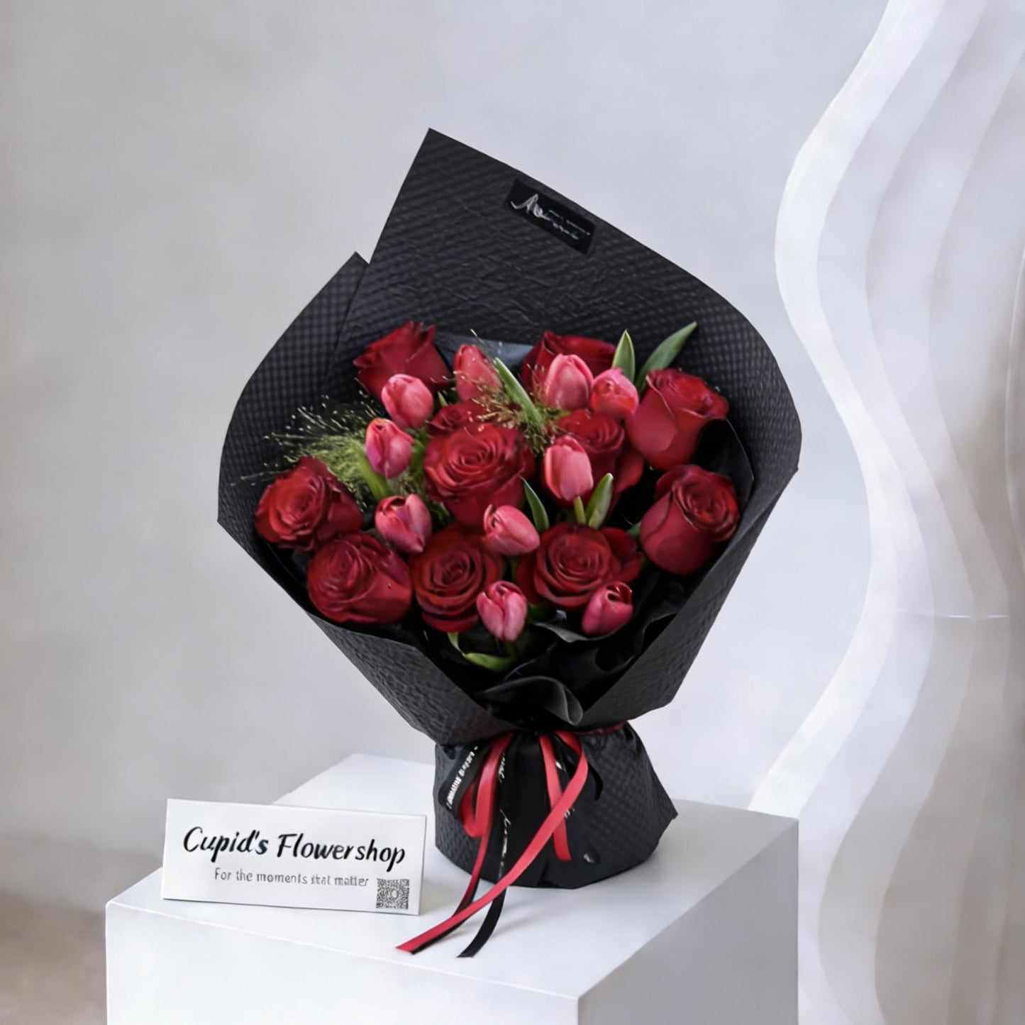 Romance de Medianoche – Ramo de Rosas y Tulipanes